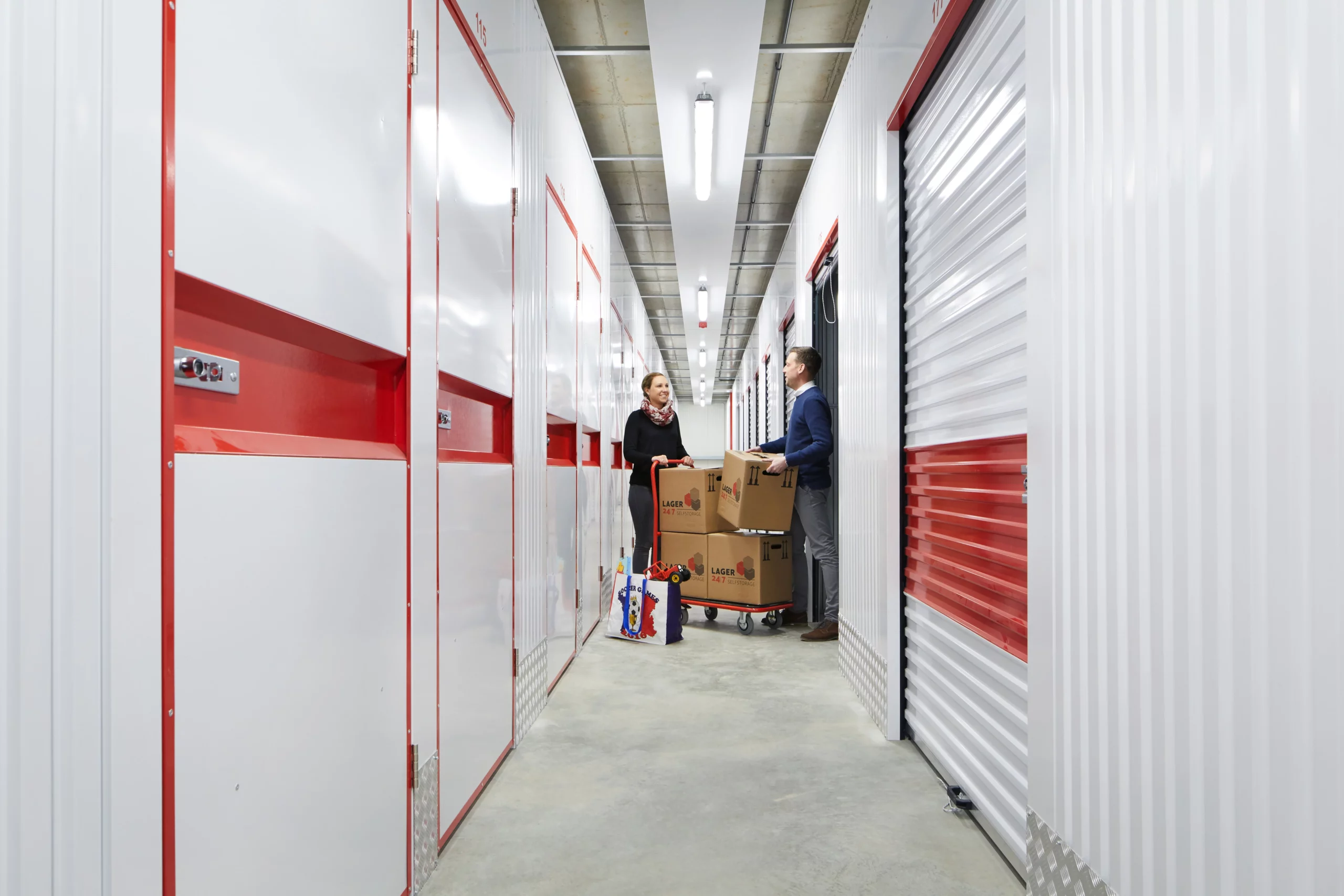 Gang mit Lagerboxen am Lager 24/7 Selfstorage-Standort Paderborn - Pamplonastraße