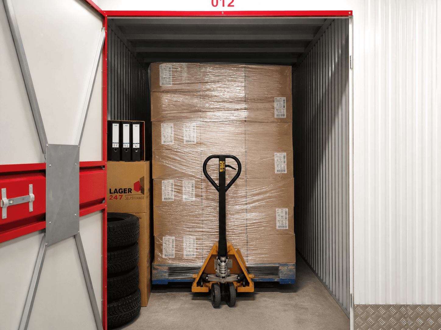Business-Lagerbox mit Palettenware und Hubwagen bei Lager 24/7